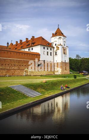 Mir, Weißrussland - 4. August 2017: Die Burg mir ist ein Museum und eine Burganlage am Ufer des Sees. UNESCO-Weltkulturerbe. Vertikale Aufnahme Stockfoto
