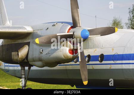 Motor und Propeller des alten Transportflugzeugs Nahaufnahme. Fragment des Flugzeugs Stockfoto