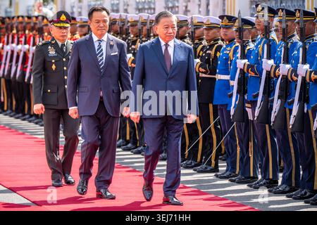 Bangkok, Bangkok, Thailand. Mai 2026. Der thailändische Premierminister Anutin Charnvirakul geht bei seinem ersten Staatsbesuch in Thailand an einer militärischen Ehrenwache im Regierungsgebäude von Bangkok vorbei, zusammen mit dem neu gewählten Präsidenten von Vietnam nach Lam (Mitte). Präsident To Lam ist der 13. Präsident Vietnams, war jedoch 2024 für einige Monate kurzzeitig Präsident und war zuvor von 2024 bis 2026 Generalsekretär der Kommunistischen Partei Vietnams. (Kreditbild: © Adryel Talamantes/ZUMA Press Wire) NUR REDAKTIONELLE VERWENDUNG! Nicht für kommerzielle ZWECKE! Stockfoto