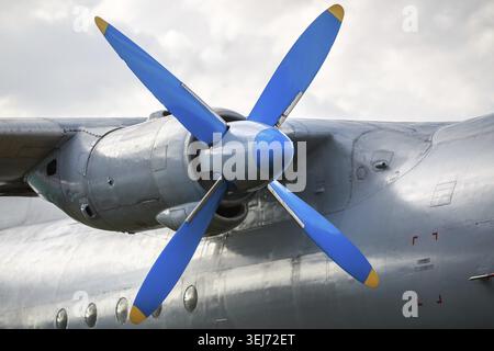 Motor und Propeller des alten Retro-Transportflugzeugs Nahaufnahme. Fragment des Flugzeugs Stockfoto