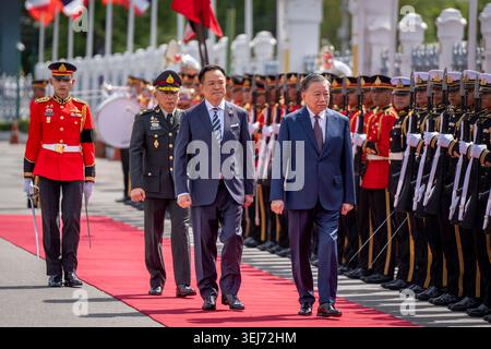 Bangkok, Bangkok, Thailand. Mai 2026. Der thailändische Premierminister Anutin Charnvirakul geht an einer militärischen Ehrenwache im Regierungsgebäude von Bangkok vorbei, an der der neu gewählte Präsident von Vietnam Lam (rechts) während des ersten Staatsbesuchs des Staatsführers in Thailand teilnimmt. Präsident To Lam ist der 13. Präsident Vietnams, war jedoch 2024 für einige Monate kurzzeitig Präsident und war zuvor von 2024 bis 2026 Generalsekretär der Kommunistischen Partei Vietnams. (Kreditbild: © Adryel Talamantes/ZUMA Press Wire) NUR REDAKTIONELLE VERWENDUNG! Nicht für kommerzielle ZWECKE! Stockfoto