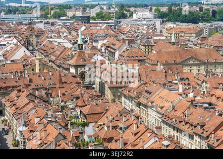 Blick aus der Vogelperspektive auf den Zytglogge-Uhrturm und die roten Dächer der Altstadt von Bern, Schweiz Stockfoto
