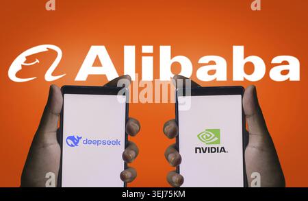 Dhaka, Bangladesch, 16. Mai 2025: Alibaba-Logo im Kontrast zu Deepseek AI, das den Wettbewerb Deepseek vs. Alibaba ai symbolisiert Stockfoto