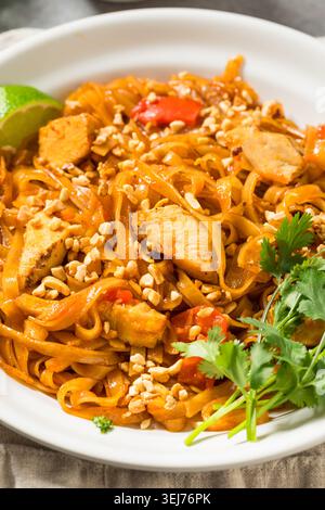 Hausgemachte asiatische Chicken Pad Thai mit Koriander und Limette Stockfoto