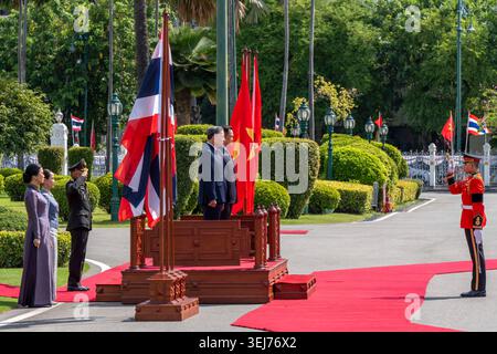 Bangkok, Bangkok, Thailand. Mai 2026. Der neu gewählte vietnamesische Präsident von Lam (Mitte links) und der thailändische Premierminister Anutin Charnvirakul stehen auf einer Plattform mit ihren Ehefrauen hinter ihnen, während ein Soldat der Ehrenwache während des ersten Staatsbesuchs des Führers in Thailand ein Schwert hält. Präsident To Lam ist der 13. Präsident Vietnams, war jedoch 2024 für einige Monate kurzzeitig Präsident und fungiert auch als Generalsekretär der Kommunistischen Partei Vietnams, ein Amt, das er seit 2024 innehat. (Kreditbild: © Adryel Talamantes/ZUMA Press Wire) REDAKTIONELLE VERWENDUNG Stockfoto