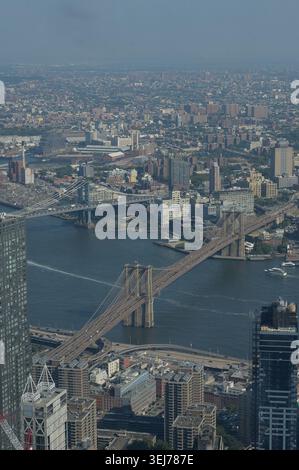 Erhöhter Blick auf die Brooklyn Bridge während des Sonnenaufgangs mit Heritage und Urban Serenity New york Stockfoto
