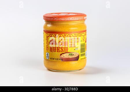Salsa Con Queso-Glas auf neutralem Hintergrund lädt zu kulinarischen Entdeckungen und Geschmacksverstärkungen ein Stockfoto
