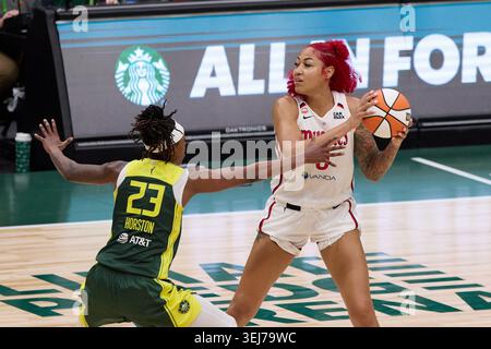 Seattle, Washington, USA. Mai 2026. Washington Mystics Center SHAKIRA AUSTIN (0) kontrolliert den Basketball, während er im dritten Quartal des WNBA-Spiels zwischen den Seattle Storm und Washington Mystics in der Climate Pledge Arena in Seattle verteidigt wird. (Kreditbild: © Richard Dizon/ZUMA Press Wire) NUR REDAKTIONELLE VERWENDUNG! Nicht für kommerzielle ZWECKE! Stockfoto