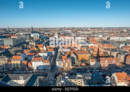 Kopenhagens Stadtlandschaft aus der Vogelperspektive mit roten Dächern, historischer Architektur, Kanälen und Skyline der Stadt Stockfoto