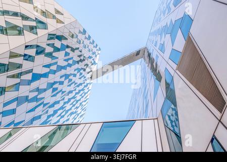 Bella Sky Hotel Mit Flachem Blick, Verbindungsbrücke, Geometrische Fassade, Moderne Architektur, Kopenhagen Stockfoto