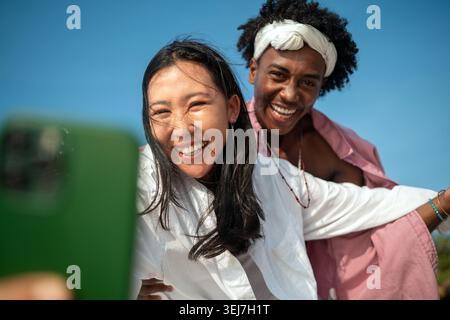 Glückliches Paar, das Selfie am Strand macht, während Sommerferien, Tourismus, Strand, Sommer und Reisen Stockfoto