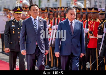 Bangkok, Bangkok, Thailand. Mai 2026. Der thailändische Premierminister ANUTIN CHARNVIRAKUL geht an einer militärischen Ehrenwache im Regierungsgebäude von Bangkok vorbei, wo der neu gewählte Präsident von Vietnam während des ersten Staatsbesuchs des Staatsführers in Thailand Lam (rechts) wird. Präsident To Lam ist der 13. Präsident Vietnams, war jedoch 2024 für einige Monate kurzzeitig Präsident und war zuvor von 2024 bis 2026 Generalsekretär der Kommunistischen Partei Vietnams. (Kreditbild: © Adryel Talamantes/ZUMA Press Wire) NUR REDAKTIONELLE VERWENDUNG! Nicht für kommerzielle ZWECKE! Stockfoto
