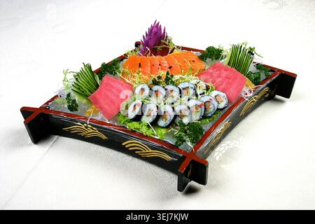 Verschiedene Sashimi-Platten mit frischen Garnelen Stockfoto