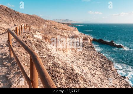 Fuerteventura Küstenpfad führt entlang der Klippen des Atlantischen Ozeans Stockfoto