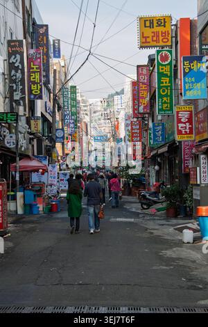 Busan, Südkorea, 20. Oktober 2012, Menschen, die durch lebhafte Straßen in Busan Südkorea laufen Stockfoto