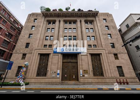 Historisches China Construction Bank Building, The Bund, Shanghai, China. Großartige neoklassizistische Architektur mit Säulen und einer lebendigen Blumeninstallation Stockfoto
