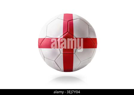 Weißer Fußball mit rotem St. George Kreuz, das England repräsentiert, isoliert auf einem sauberen Hintergrund mit weichem Schatten und zentrierter Komposition. Stockfoto