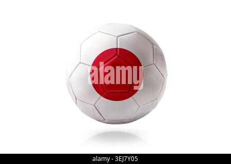 Weißer Fußball mit rotem Kreis, inspiriert von der japanischen Flagge, isoliert auf klarem Hintergrund mit weichem Schatten. Stockfoto