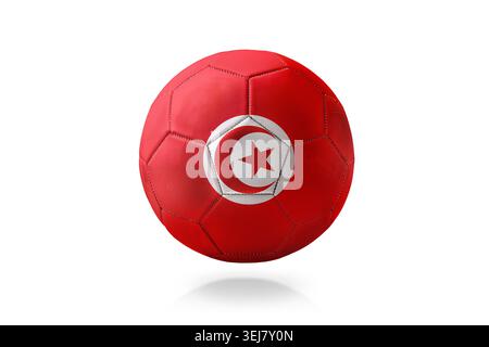 Roter Fußball auf weiß mit Tunesienflagge mit Halbmond und Stern. Glatte Lederstruktur und Studiobeleuchtung. Stockfoto