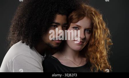Ein vielfältiges junges Paar, das einen liebevollen und intimen Moment miteinander verbindet Stockfoto