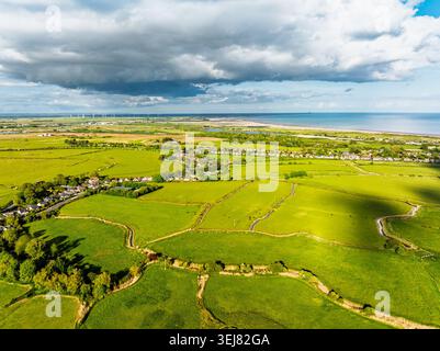 Farmen über dem Fluss Brede von einer Drohne aus, Winchelsea, East Sussex, England Stockfoto