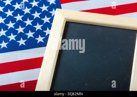 Kreidetafelrahmen auf amerikanischem Flaggenhintergrund mit freiem Platz zum Schreiben Stockfoto