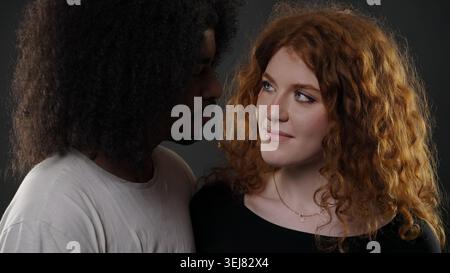 Verschiedene junge Paare, die sich anschauen und Liebe und Verbundenheit feiern Stockfoto