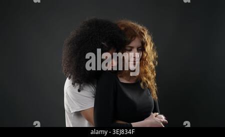 Interrassische Paare, die einen liebevollen und intimen Moment miteinander teilen Stockfoto