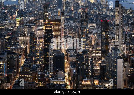 Nachtblick auf die Skyline von Manhattan und die Wolkenkratzer in New York City, USA. Stockfoto