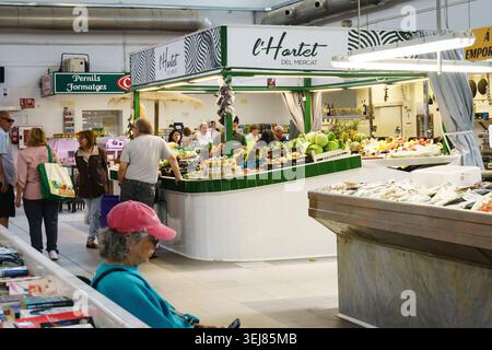 Obst- und Gemüsestand auf einem geschäftigen Indoor-Markt in Oliva, Spanien Stockfoto