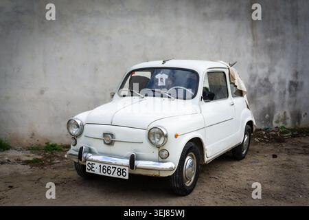 Ein weißer SEAT 600, ein klassischer spanischer Stadtwagen, der unter Lizenz von Fiat hergestellt wurde Stockfoto