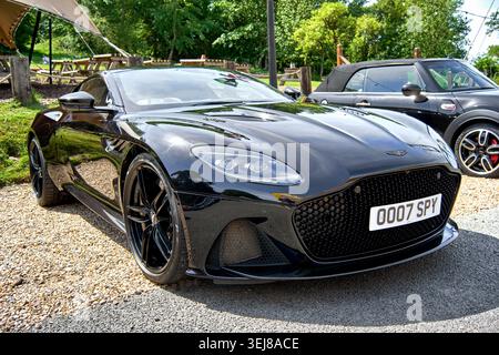Aston Martin DBS V12 mit personalisiertem Nummernschild OO7 SPION Stockfoto
