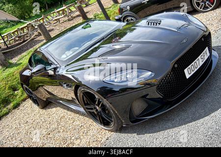 Aston Martin DBS V12 mit personalisiertem James-Bond-Nummernschild OO7-SPION Stockfoto