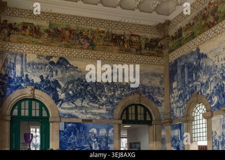 Atemberaubender Innenblick auf Portos historischen Bahnhof Sao Bento, der die Wandmalereien mit Azulejo-Fliesen in voller Höhe zeigt, die das historische portugiesische battl darstellen Stockfoto