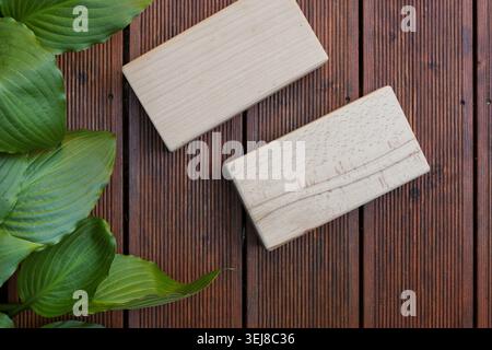 Yoga-Holzblöcke auf dunklen Terrassendielen Stockfoto