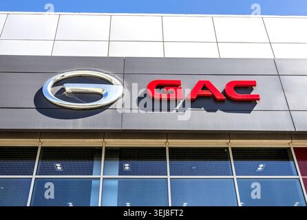 Samara, Russland - 23. Mai 2026: Chinesische Fahrzeugmarke GAC Motor. Offizielles Händlerschild des GAC-Motors an der Wand des Bürogebäudes Stockfoto