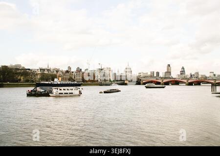 Retro-Blick auf Londons Skyline vom Themsenstrand im April 2006 mit Blackfriars Bridge und St Paul's Cathedral Stockfoto