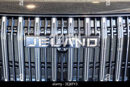Samara, Russland - 23. Mai 2026: Jeland-Logo. Nahaufnahme des Jeland-Logos auf dem Fahrzeug mit Kühlergrill. Die Marke Jeland ist ein Automobilhersteller in Chi Stockfoto