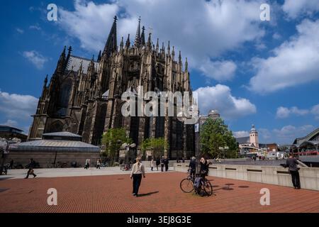 Köln, Deutschland - 7. Mai 2026 : wunderschöner Panoramablick auf den beeindruckenden Dom, in Köln auch Kölner Dom genannt Stockfoto