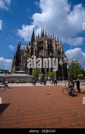 Köln, Deutschland - 7. Mai 2026 : wunderschöner Panoramablick auf den beeindruckenden Dom, in Köln auch Kölner Dom genannt Stockfoto