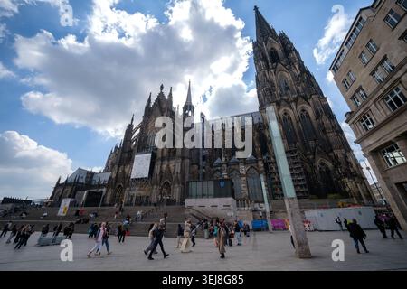 Köln, Deutschland - 7. Mai 2026 : wunderschöner Panoramablick auf den beeindruckenden Dom, in Köln auch als Kölner Dom bekannt Stockfoto