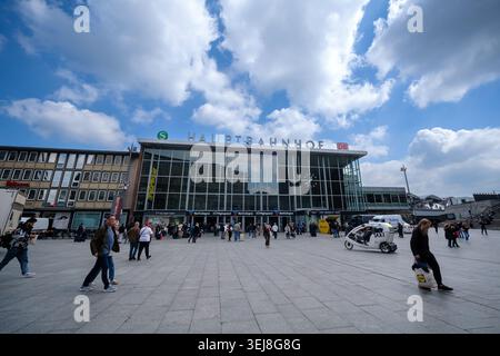 Köln, Deutschland - 7. Mai 2026 : Panoramablick auf den belebten Hauptbahnhof von Köln Stockfoto