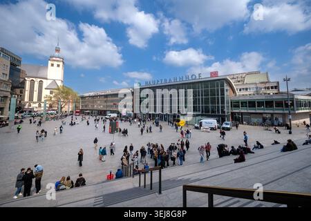 Köln, Deutschland - 7. Mai 2026 : Panoramablick auf den belebten Hauptbahnhof von Köln Stockfoto