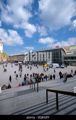 Köln, Deutschland - 7. Mai 2026 : Panoramablick auf den belebten Hauptbahnhof von Köln Stockfoto