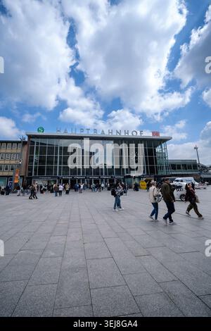 Köln, Deutschland - 7. Mai 2026 : Panoramablick auf den belebten Hauptbahnhof von Köln Stockfoto
