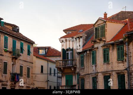Traditionelle Steinhäuser in der Altstadt von Split. Stockfoto