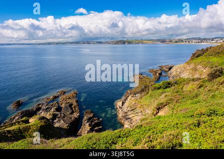 Blick über Falmouth Bay von der felsigen Küste am Pendennis Point. Falmouth, Cornwall, England, Großbritannien Stockfoto
