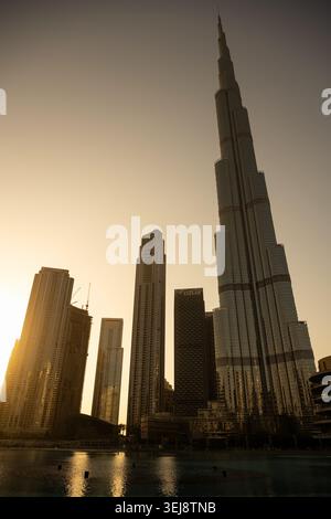 Eine vertikale, flache Aufnahme des berühmten Burj Khalifa und der umliegenden Skyline in der Innenstadt von Dubai während der goldenen Stunde. Das höchste Bauunternehmen der Welt Stockfoto
