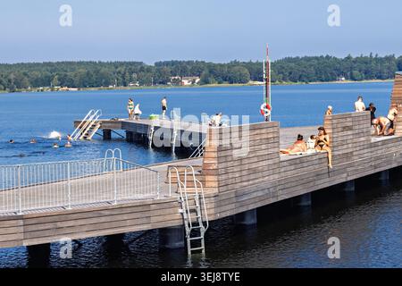 Sonnenbaden auf einem Holzsteg an einem See ein sonniger Sommertag Stockfoto