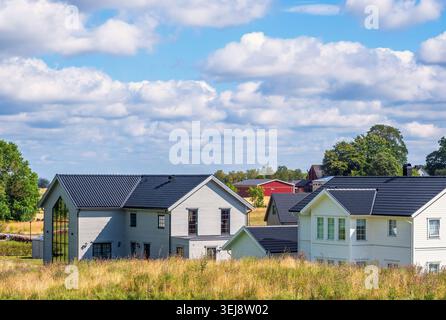 Neu gebaute Wohnhäuser auf einer Wiese Stockfoto
